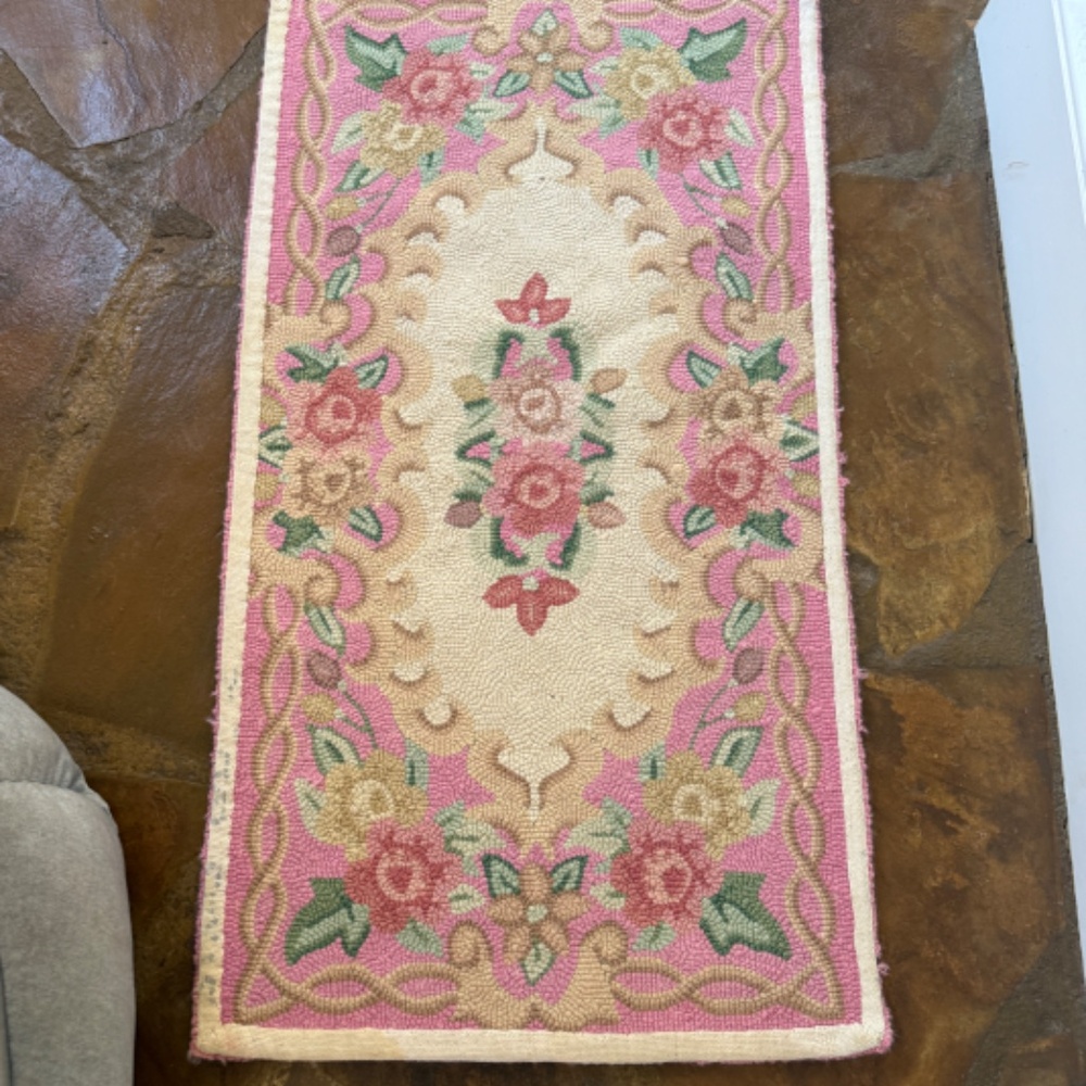 Small Light weight pink hooked rug - Picture 4 of 10